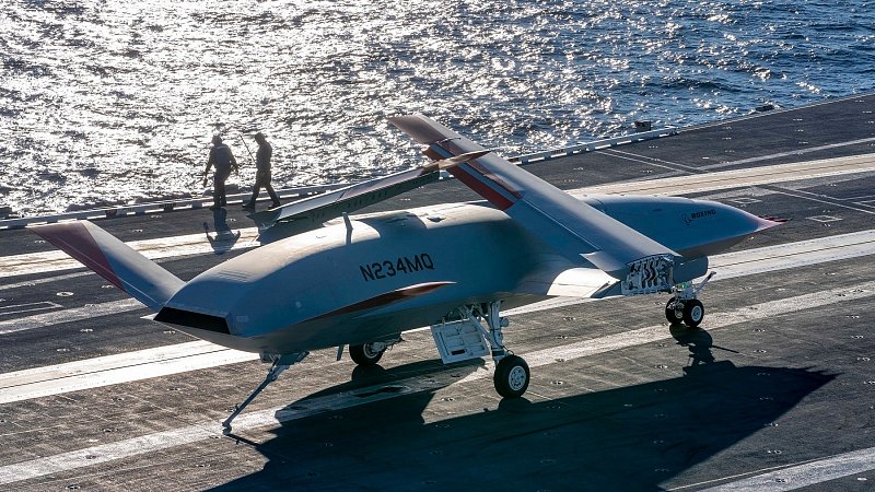 Беспилотный заправщик MQ-25 на палубе авианосца